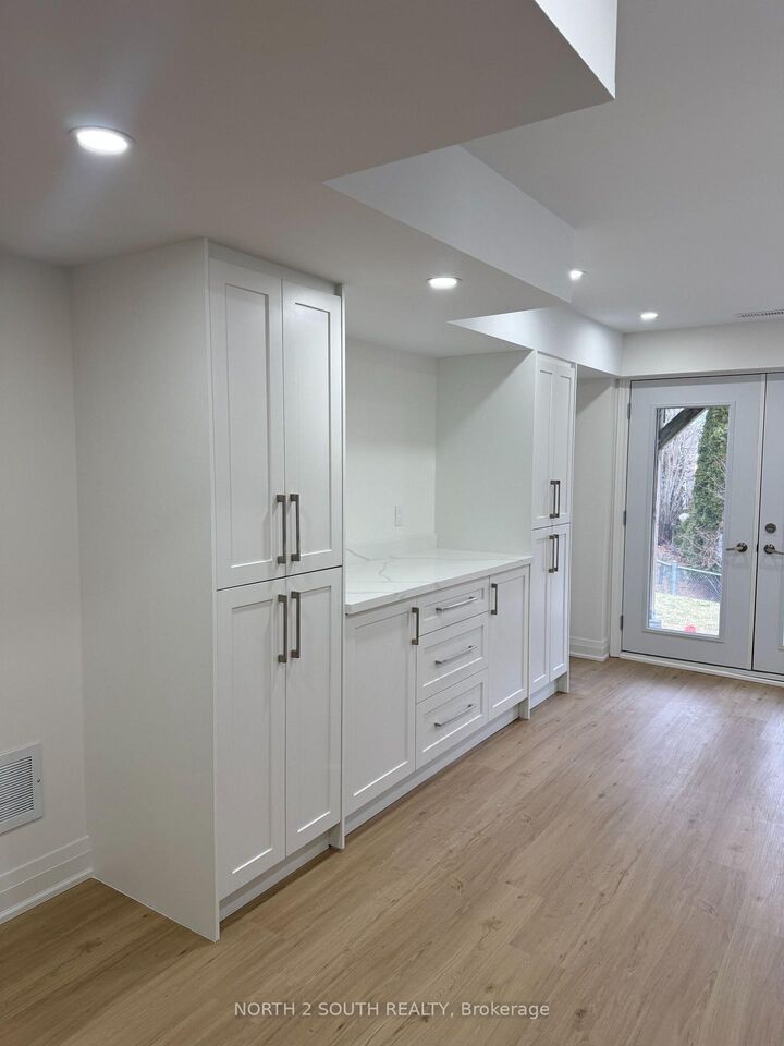 Property Photo:  2271 Whitewood Crescent Lower  ON L9S 2B1 