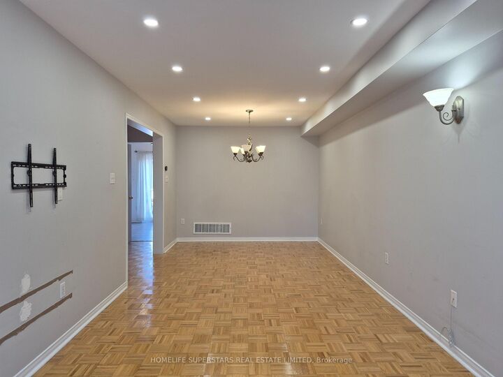 Property Photo:  19 Foxchase Avenue 46  ON L4L 9N1 