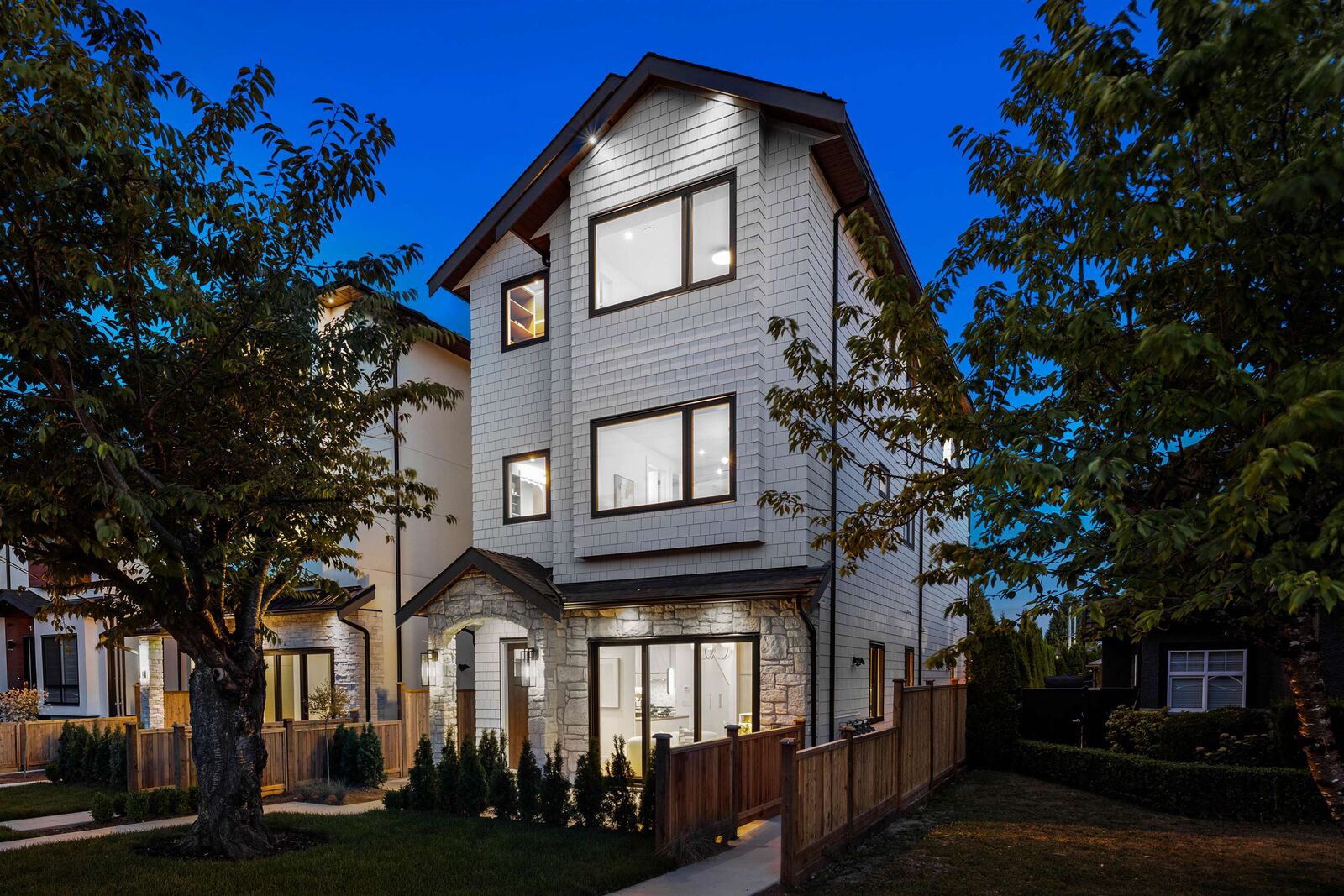 Property Photo:  6682 Napier Street 2  BC V5B 2C3 