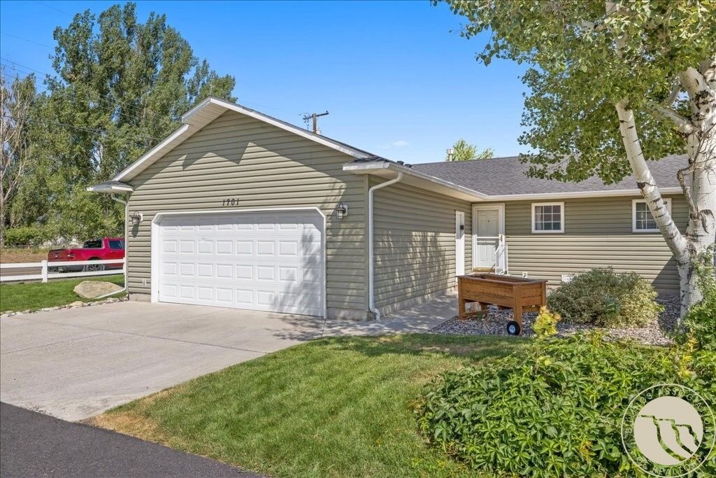 Property Photo:  1701 Hawthorne Lane  MT 59105 