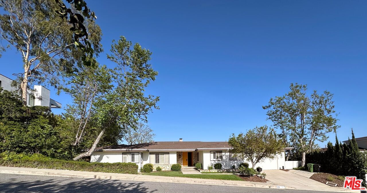 Property Photo: 1212 Roberto Ln CA 90077