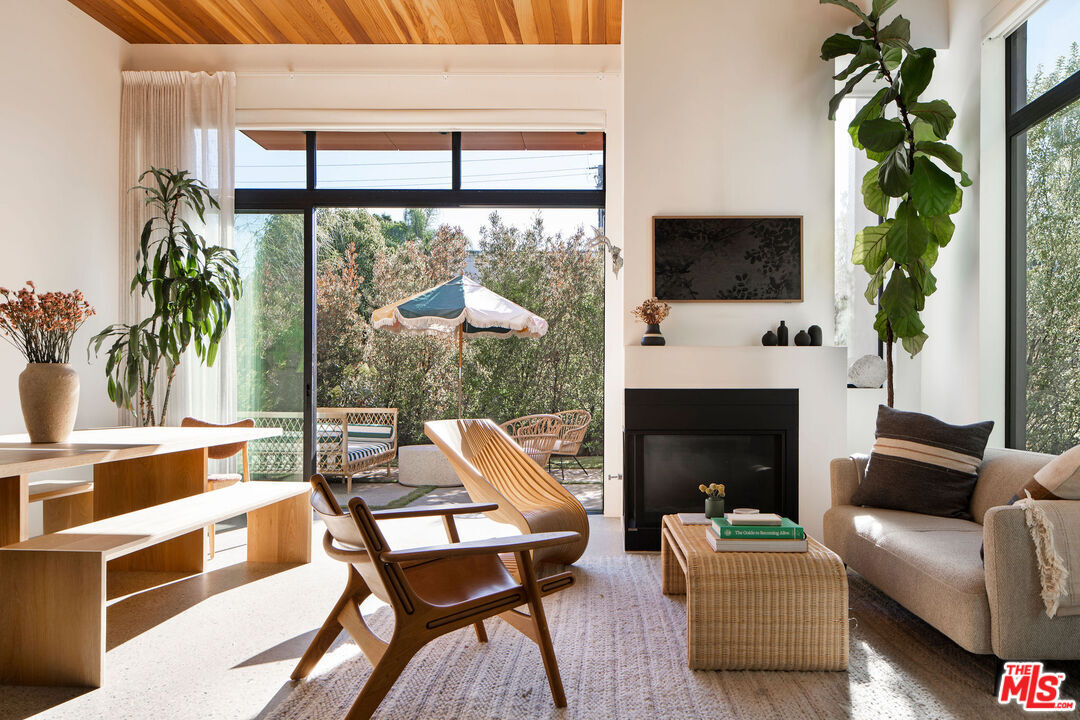 Property Photo: 1329 California Ave, Unit 102 CA 90403