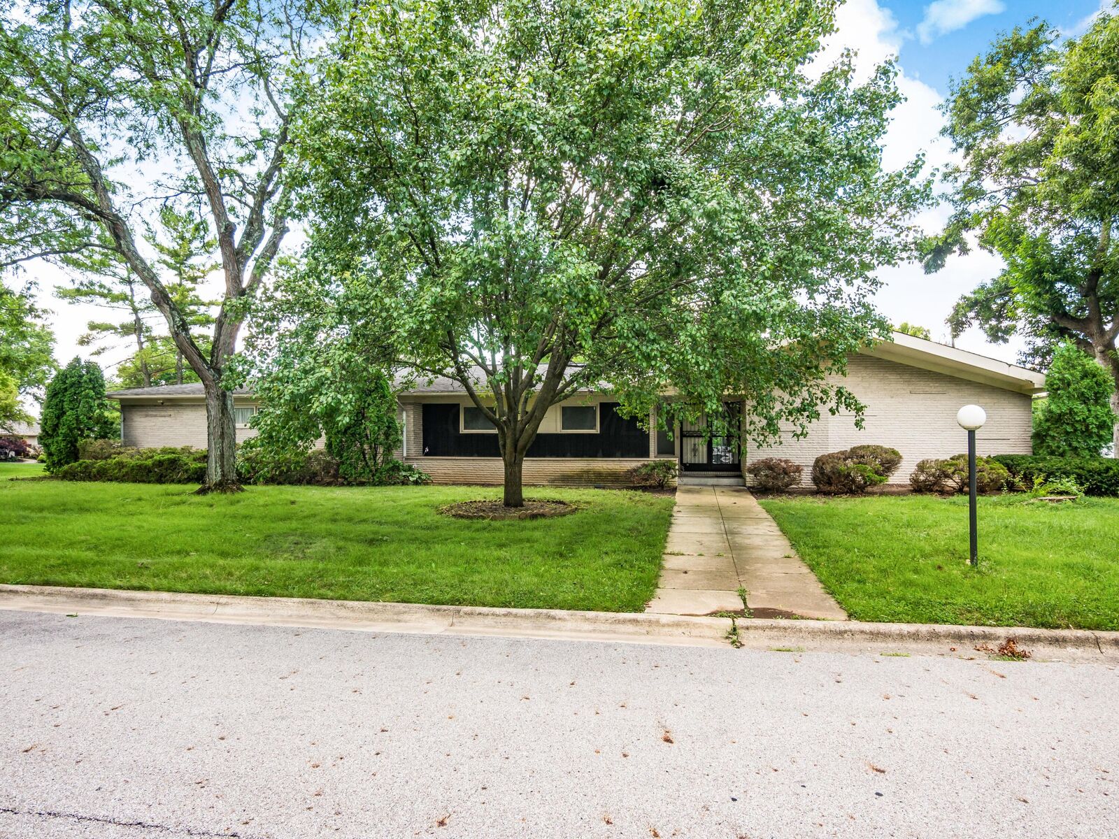 Property Photo:  1633 S Roosevelt Avenue  OH 43209 