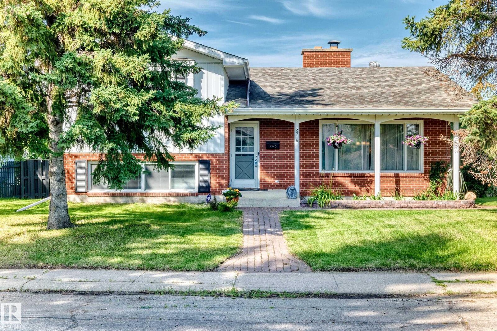 Property Photo:  3516 117A Street NW  AB T6J 1V4 