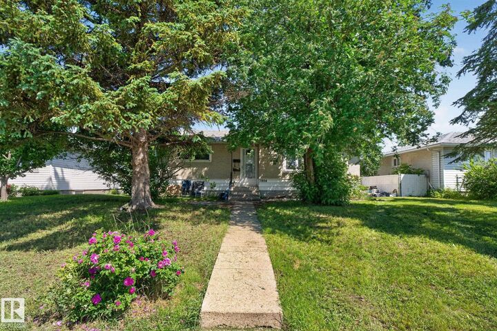 7804 136 Avenue NW — photo 1