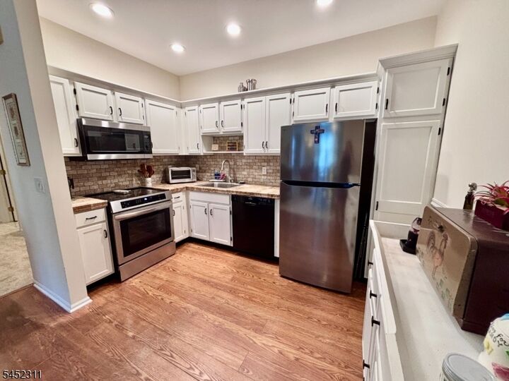 Property Photo:  5302 Richmond Rd 302  NJ 07480 
