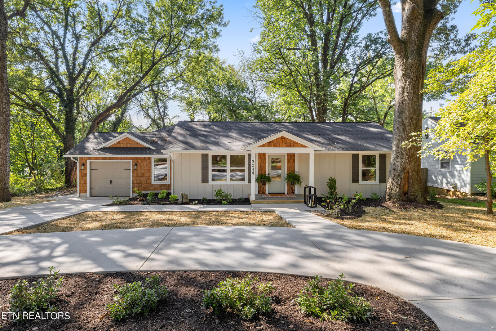 Property Photo: 3044 Kenilworth Lane TN 37917