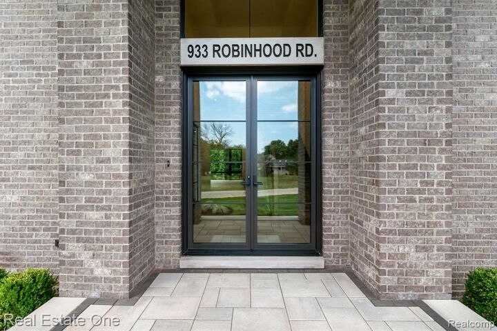 Property Photo:  933 Robinhood Road  MI 48304 3706 
