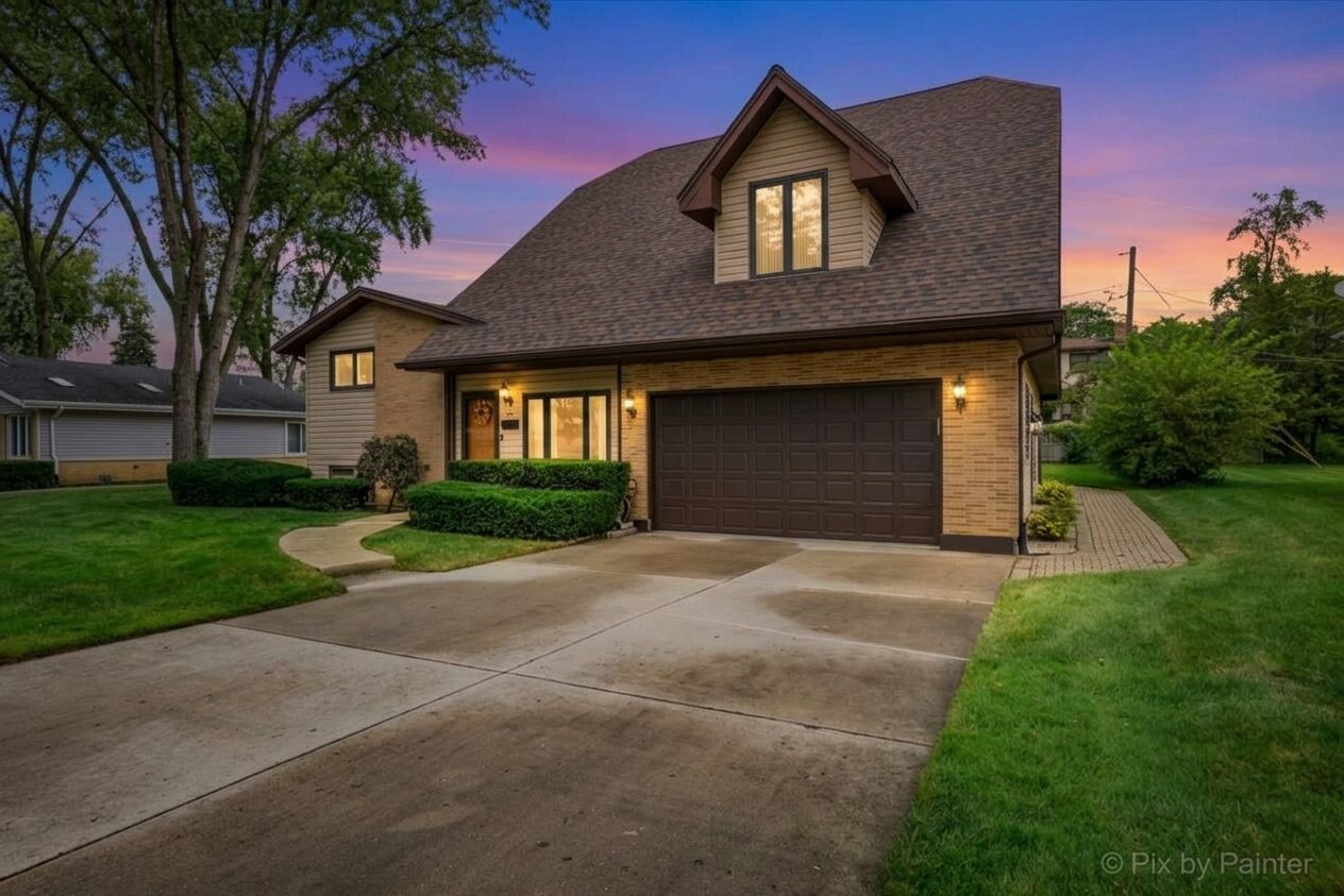 Property Photo:  24 W Devon Avenue  IL 60172 