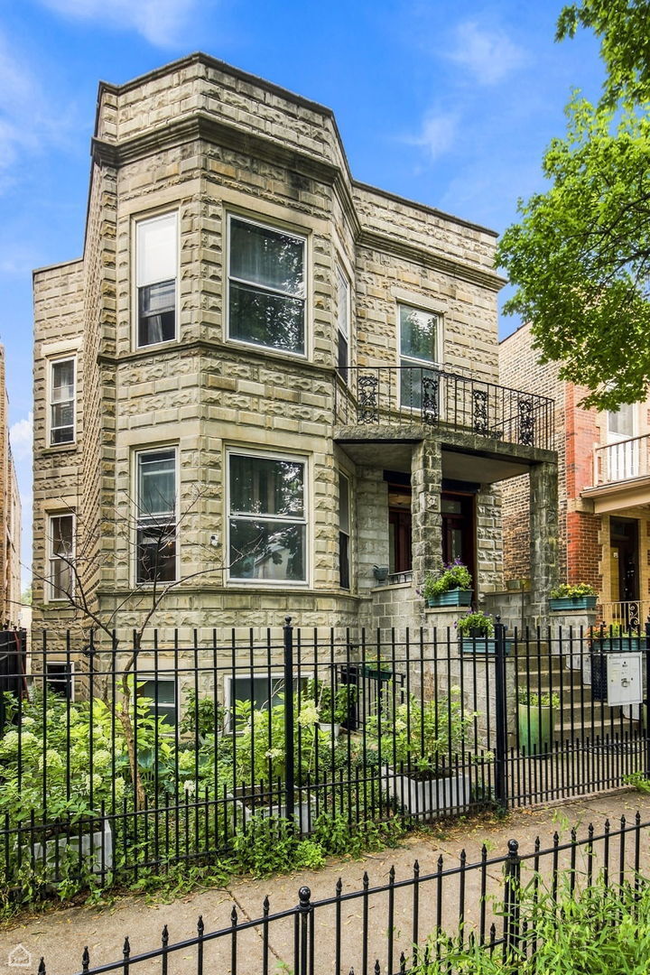 Property Photo:  3248 N Oakley Avenue  IL 60618 