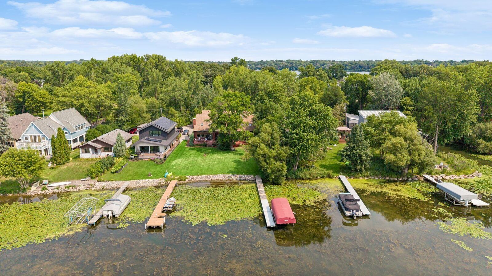 Property Photo:  225 Peninsula Road  MN 55441 