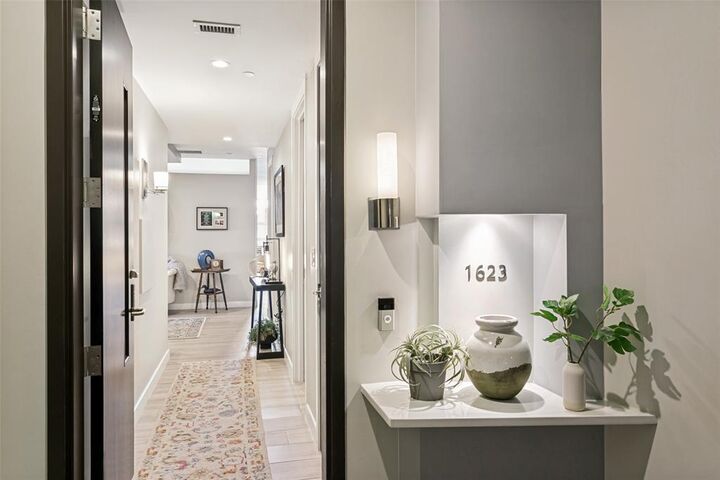 Property Photo: 2600 W 7th Street 1623 TX 76107