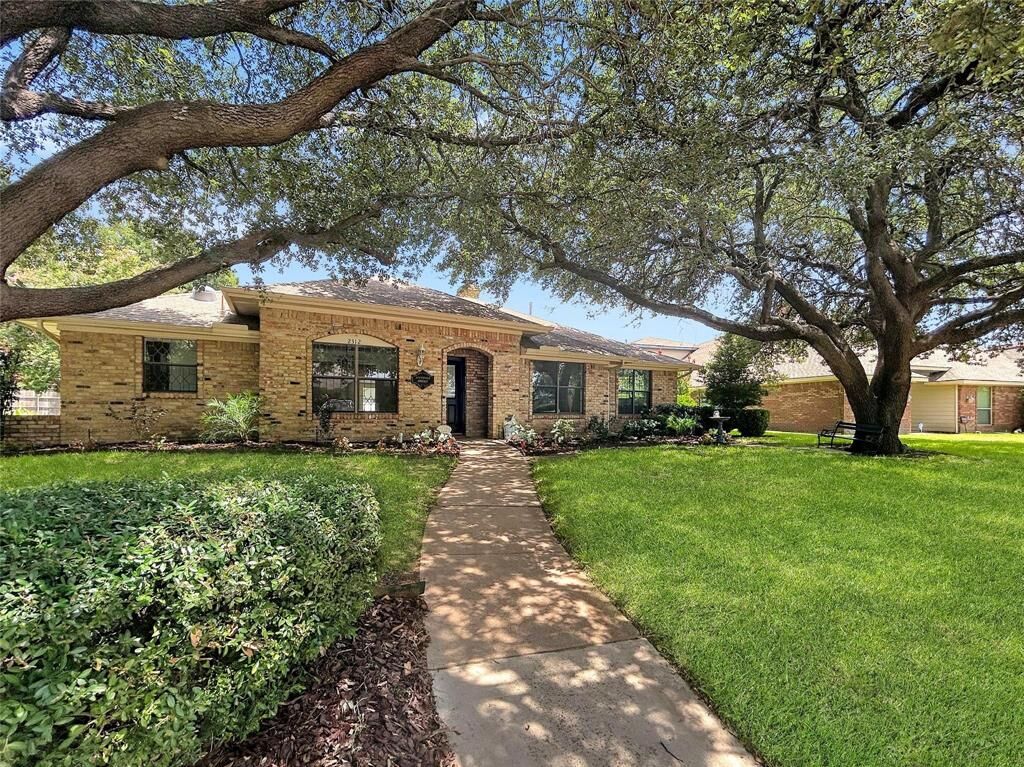 Property Photo:  2312 Bush Circle  TX 75007 