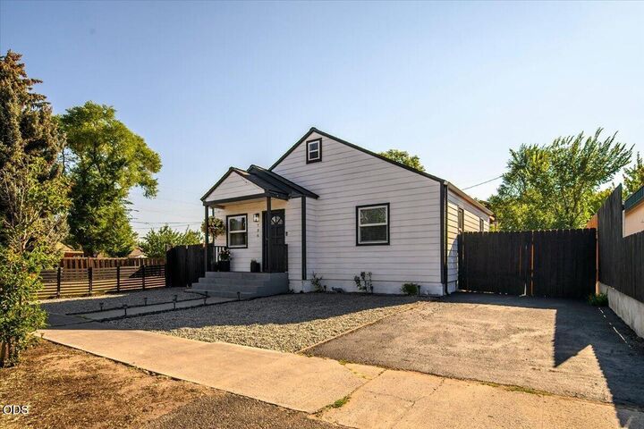 Property Photo:  736 SW 10th Street  OR 97756 