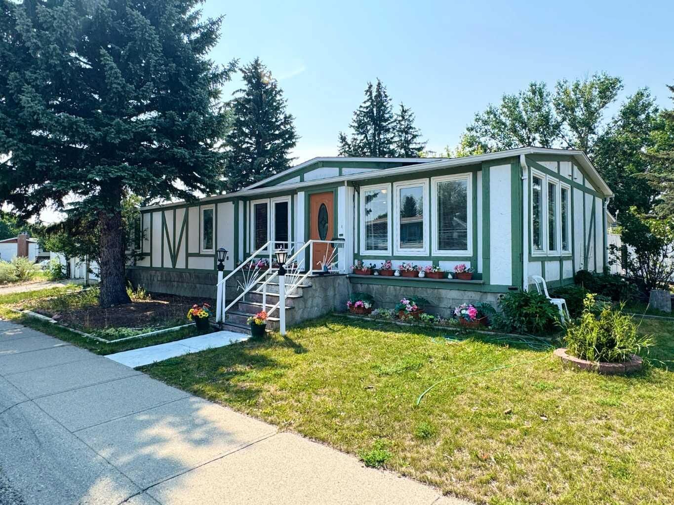 Property Photo: 14 Dalhousie Court W AB T1K 4C9