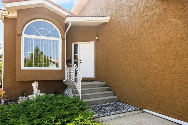 Property Photo:  2203 Sirocco Drive SW  AB T3H 2T9 