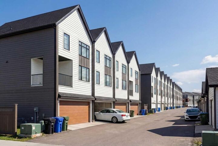 Property Photo:  3881 155 Avenue SW  AB T2Y 0M8 