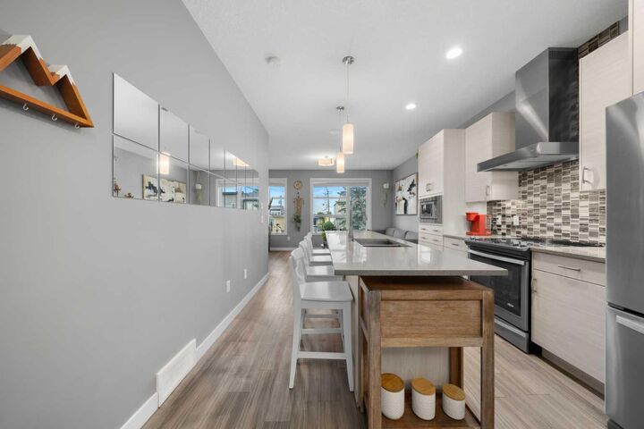 Property Photo:  129 23 Avenue NE 110  AB T2E 1V6 