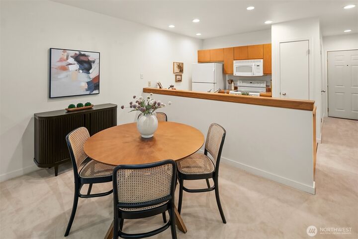 Property Photo:  600  Malden Avenue E 201  WA 98112 