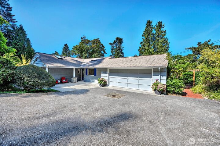 Property Photo: 18516 Soundview Place WA 98020