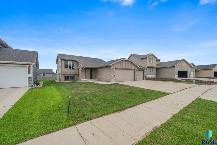 Property Photo:  701 Creekside Trl  SD 57032 