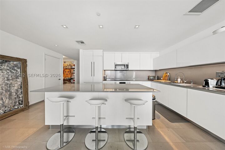 Property Photo:  68 SE 6th St 2909  FL 33131 