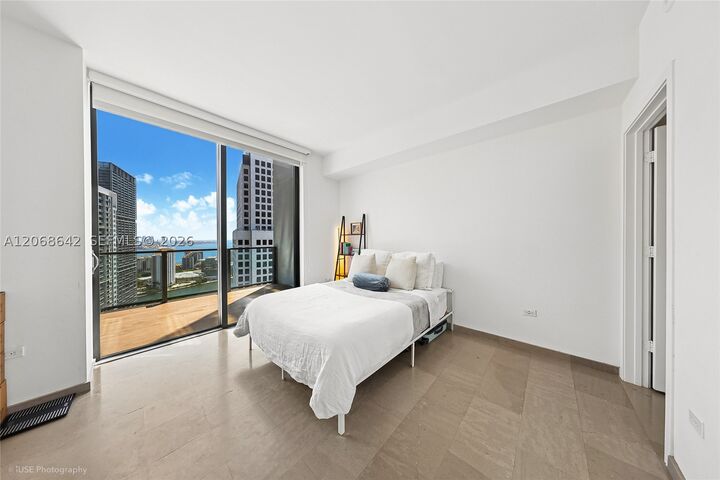 Property Photo:  68 SE 6th St 2909  FL 33131 