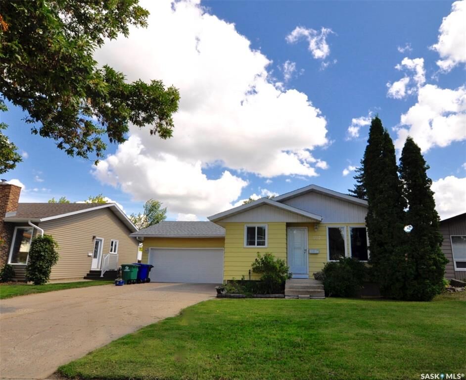 Property Photo: 407 Wathaman Crescent SK S7K 4P8