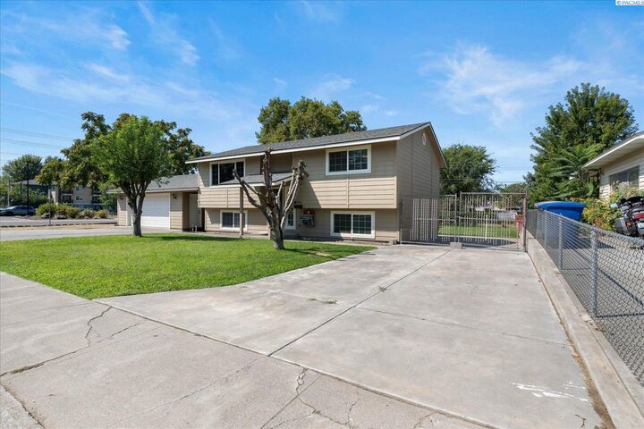 Property Photo:  1901 Pike Ave  WA 99354 