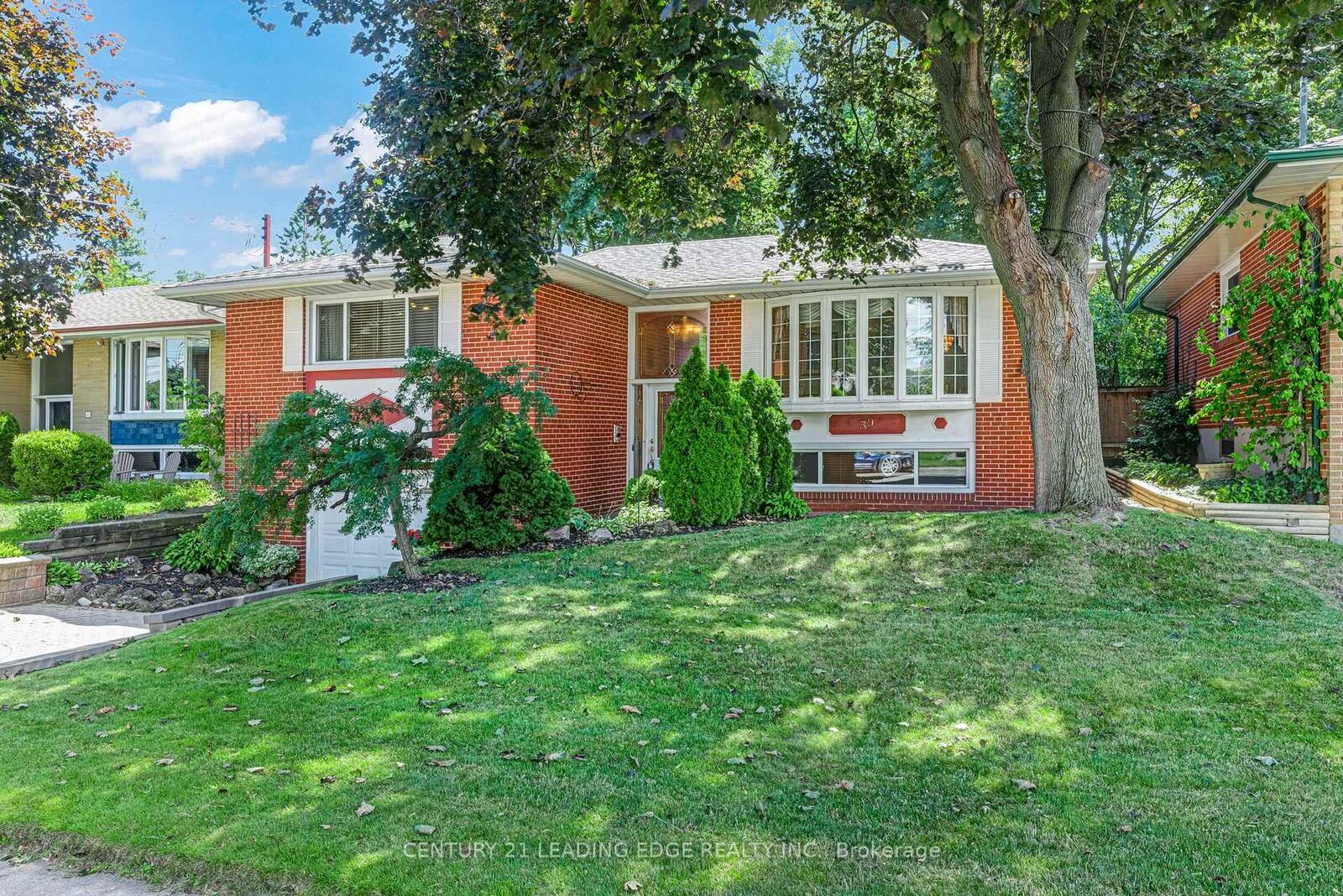 Property Photo: 39 Wantanopa Crescent ON M1H 2B2