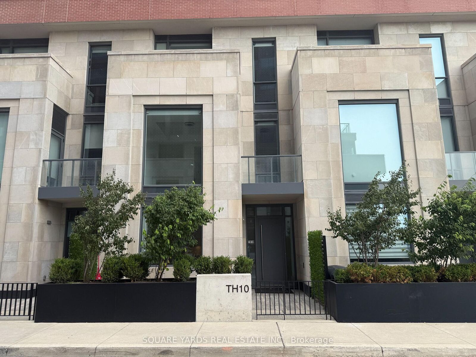 Property Photo:  33 Frederick Todd Way Th10  ON M4G 0C9 
