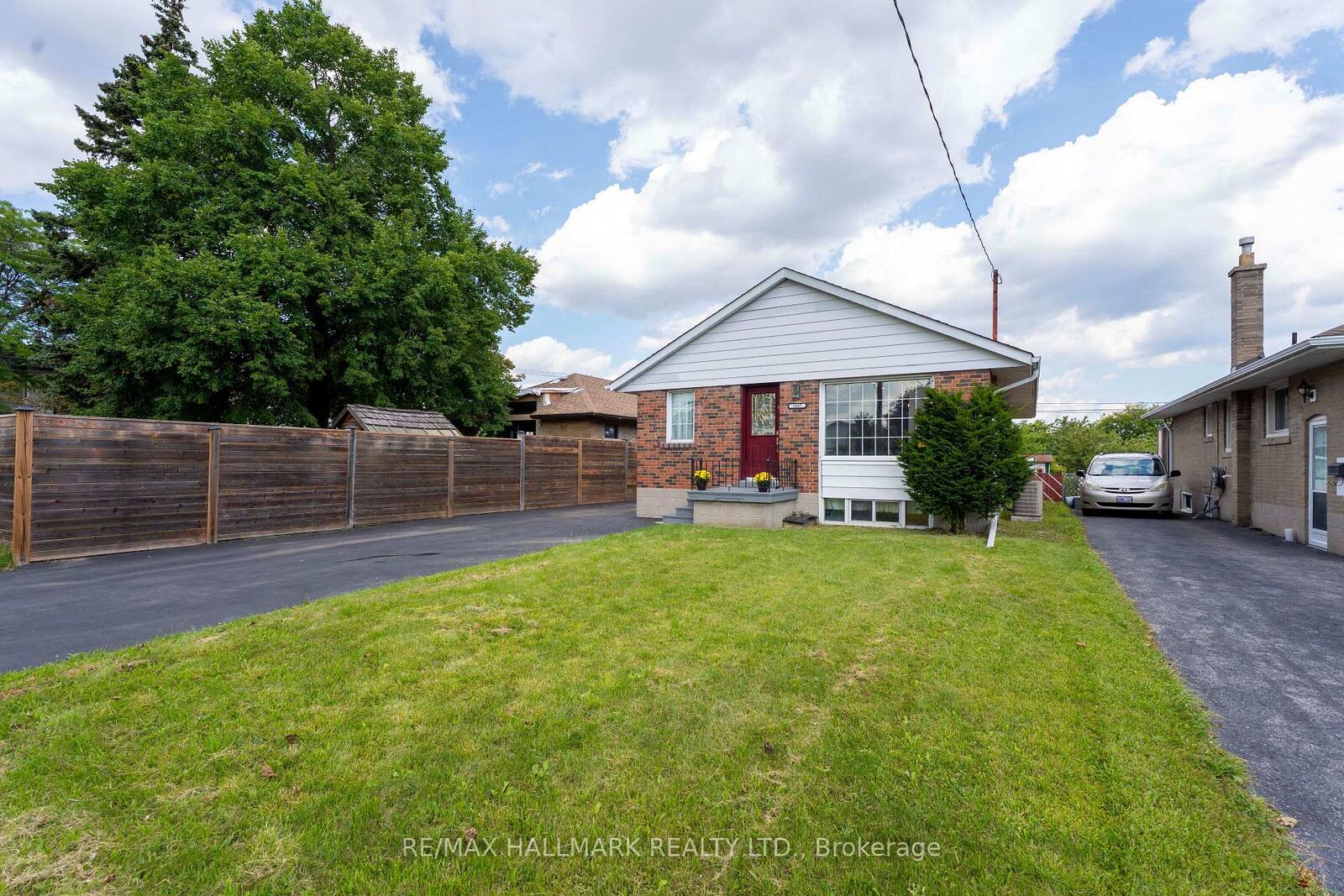 Property Photo: 1557 Pharmacy Avenue ON M1R 2K4