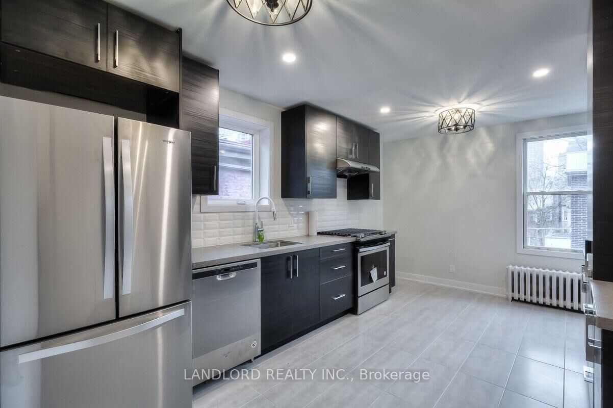 Property Photo:  37 Grange Avenue 2  ON M5T 1C6 