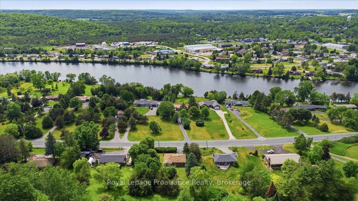 Property Photo: 68 Riverside Parkway ON K0K 2C0