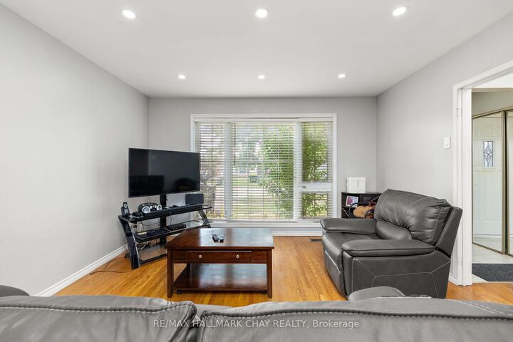 41 Aberdeen Crescent — photo 1