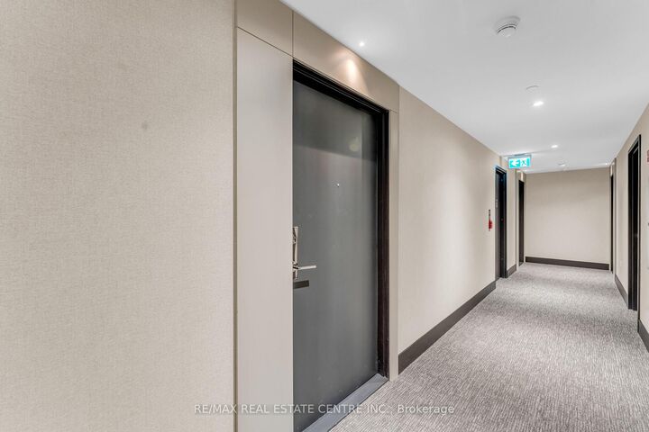 Property Photo: 250 Lawrence Avenue W 422 ON M5M 1B2