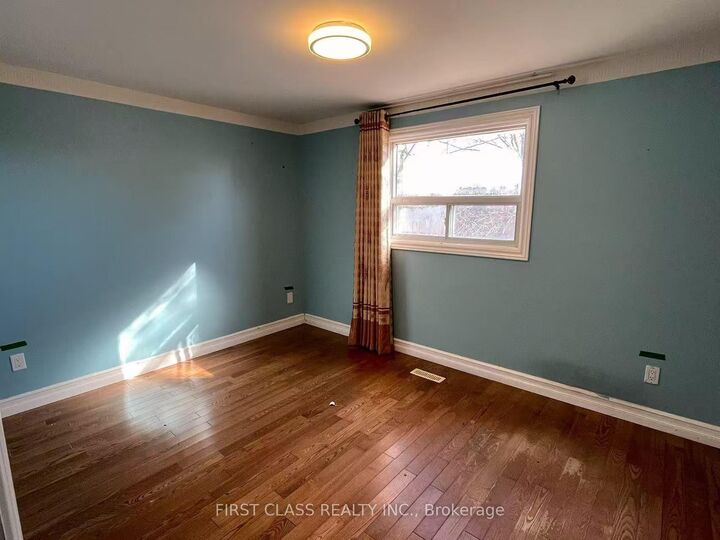 Property Photo: 53 Aberfeldy Crescent Main &Amp Second Floor ON L3T 4C1