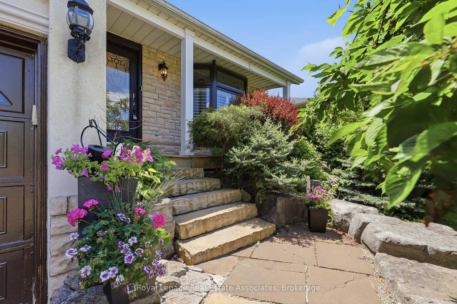 Property Photo: 2580 Homelands Drive ON L5K 1H6