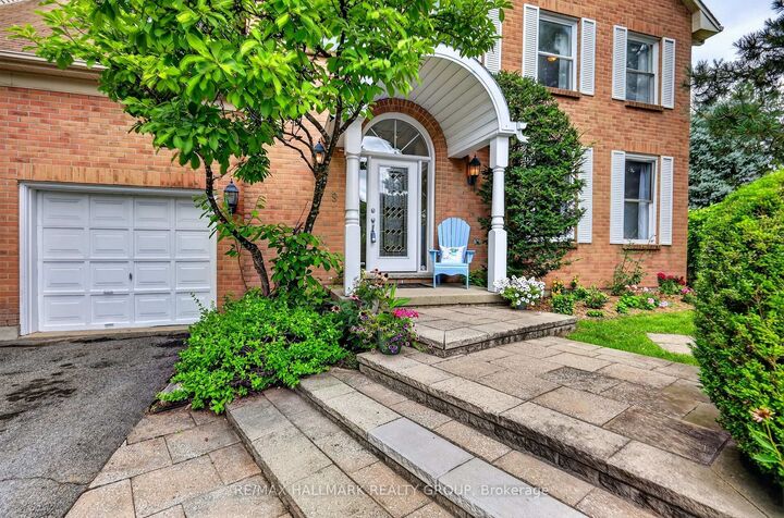 Property Photo: 9 Kintail Court ON K2S 1G8