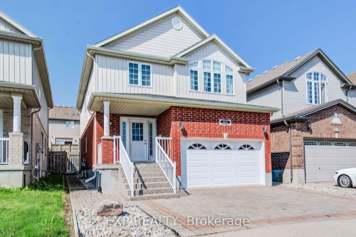 Property Photo:  124 Udvari Crescent  ON N2N 3P6 