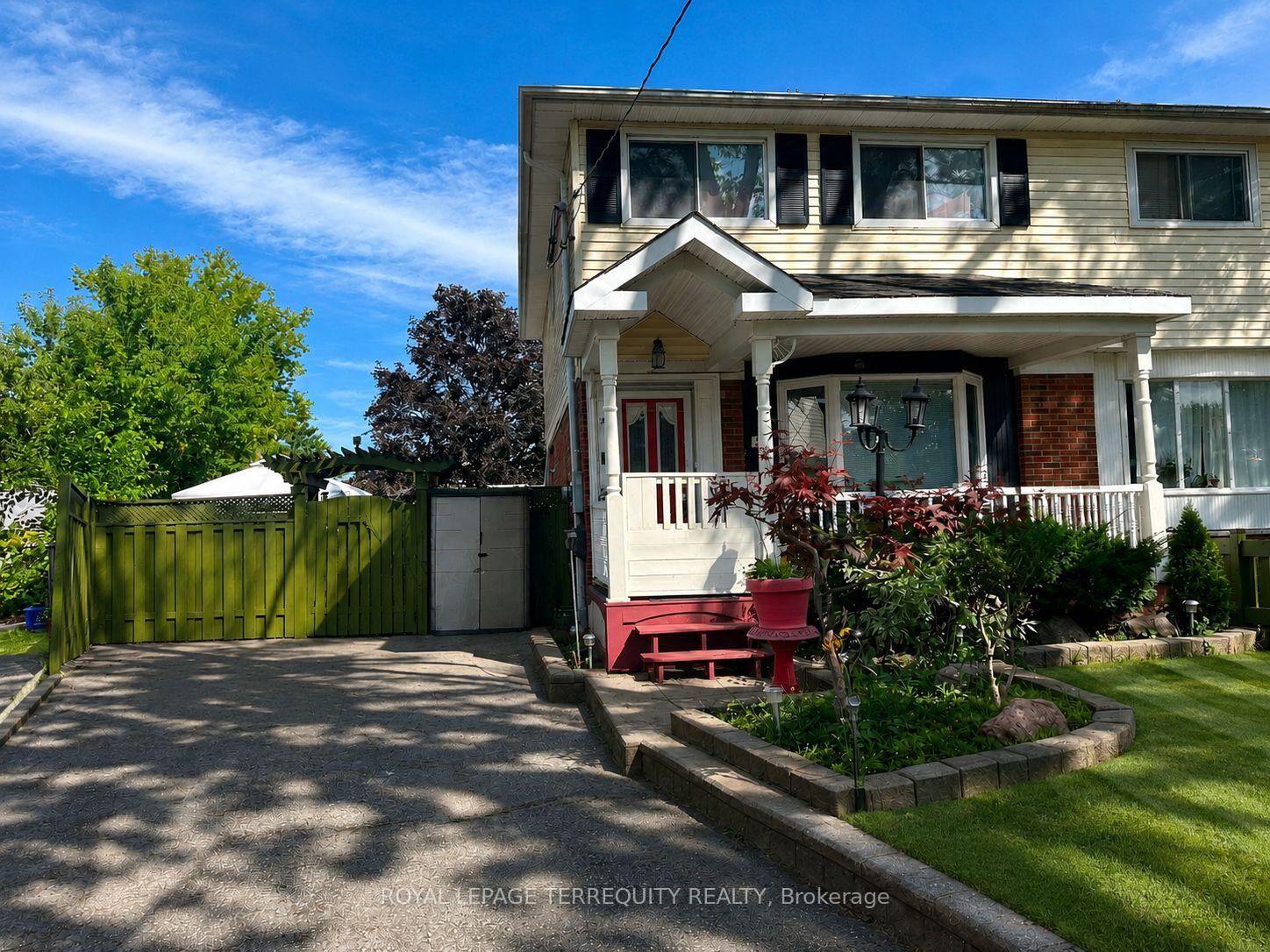Photo de la propriété:  235 Barkley Crescent  ON L1J 2E7 