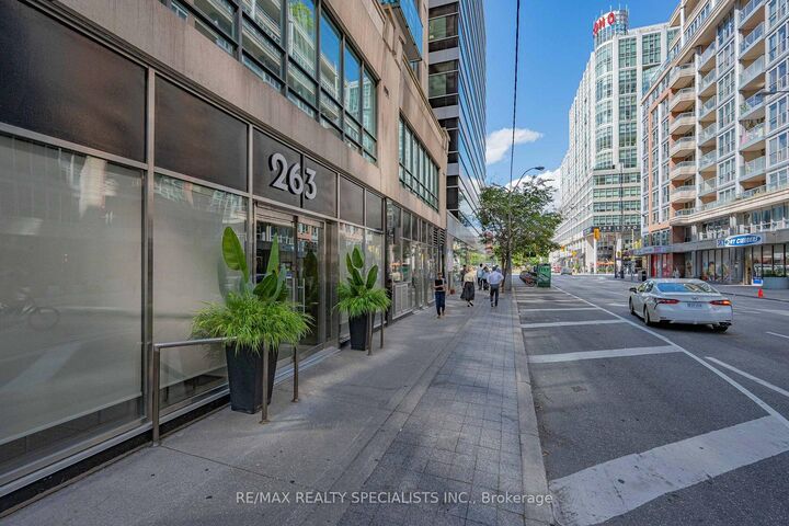 263 Wellington Street W 503 — photo 1