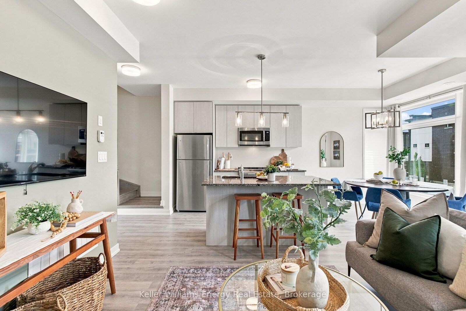 Property Photo:  2550 Castlegate Crossing 204  ON L1X 0G4 