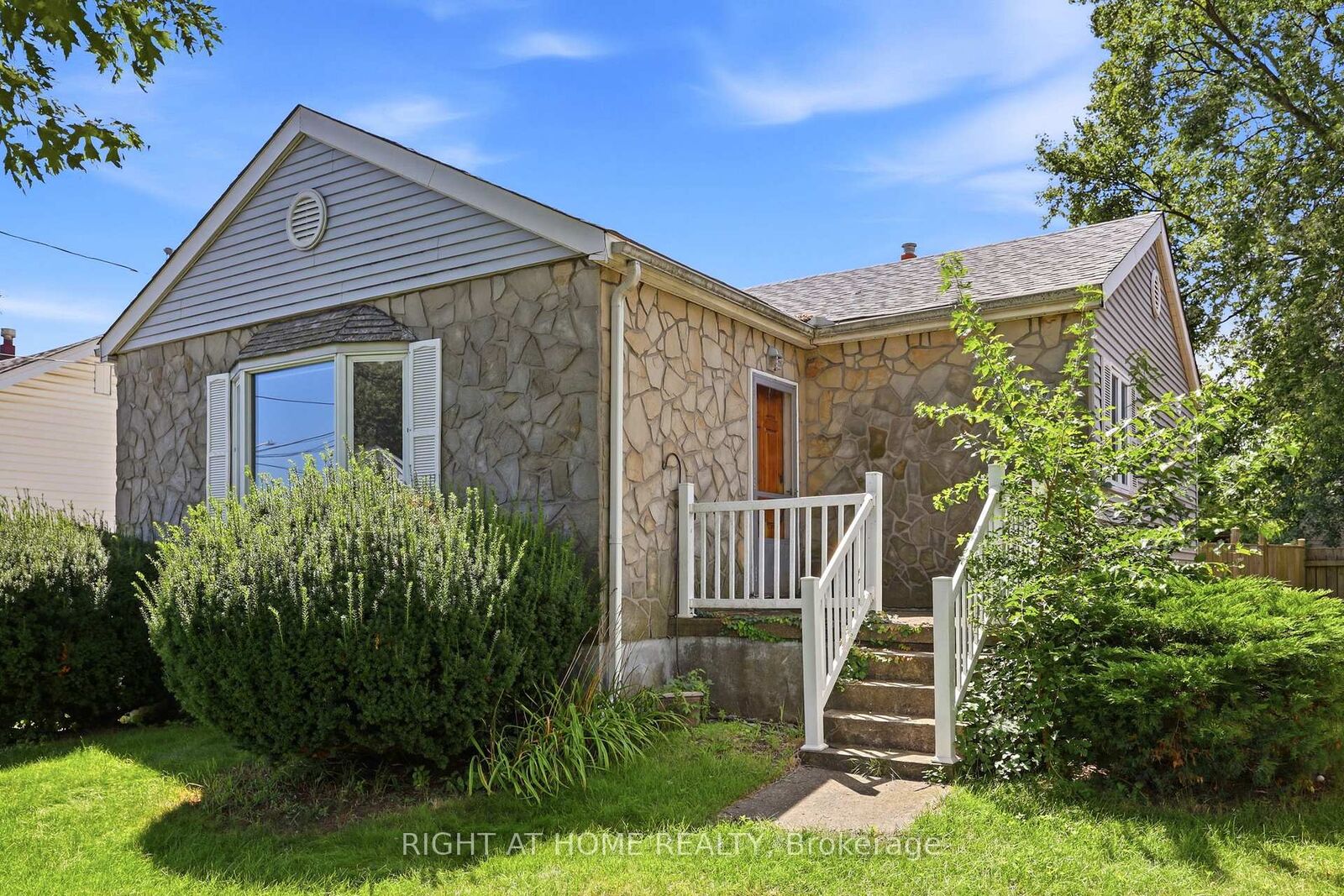 Property Photo: 1290 Strathy Avenue ON L5E 2K8