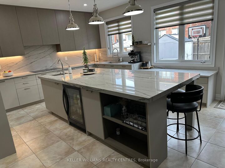 Property Photo: 2 Creekland Avenue N ON L4A 1T8