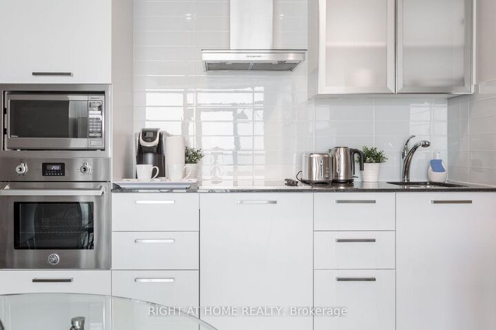 Property Photo: 14 York Street 5606 ON M5J 0B1