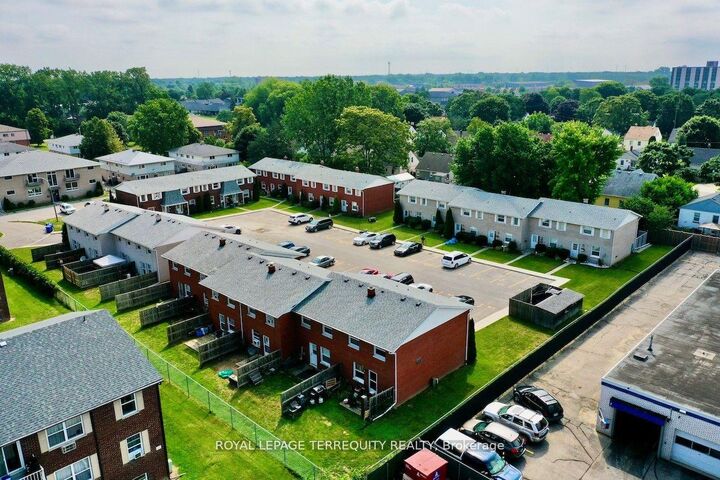 Property Photo:  10 Orchard Place  ON N7M 1A6 