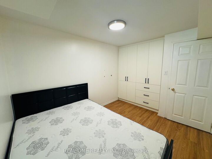 Photo de la propriété: 50 Laguna Crescent Basement ON L3S 3G6