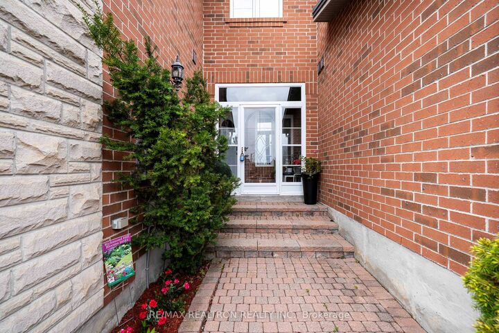 Property Photo: 36 Edgemont Court ON L4S 2H8