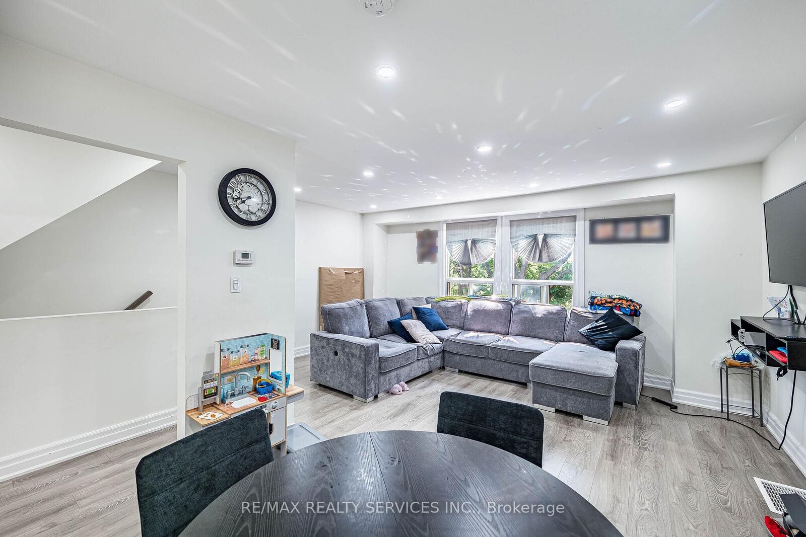 Property Photo: 122 Ellerslie Road 122 ON L6T 4C3